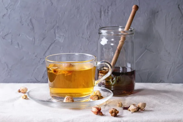 Травяной чай с медом — стоковое фото