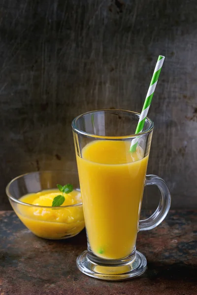 Batido de mango fresco —  Fotos de Stock