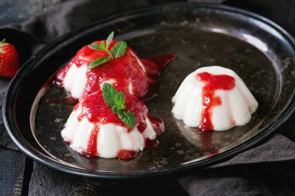 Panna cotta com morangos — Fotografia de Stock