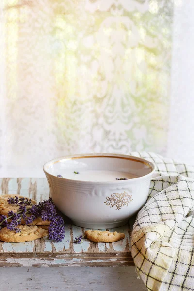 Лавандовое печенье с молоком — стоковое фото