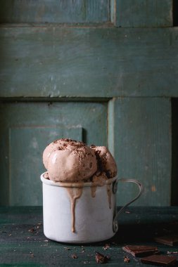 Kupa çikolatalı dondurma ile