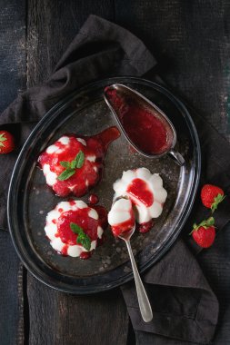 Çilekli panna cotta