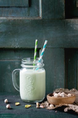 Yogurt with pistachios