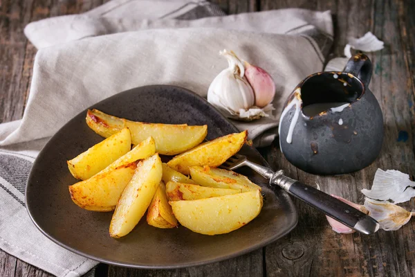 Fried potatoes with sauce — Stock Photo, Image