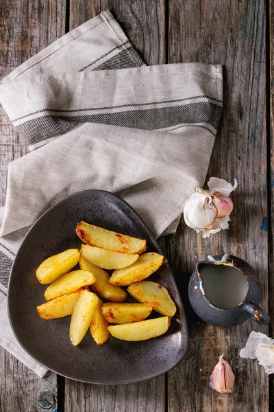 Gebakken aardappelen met saus — Stockfoto