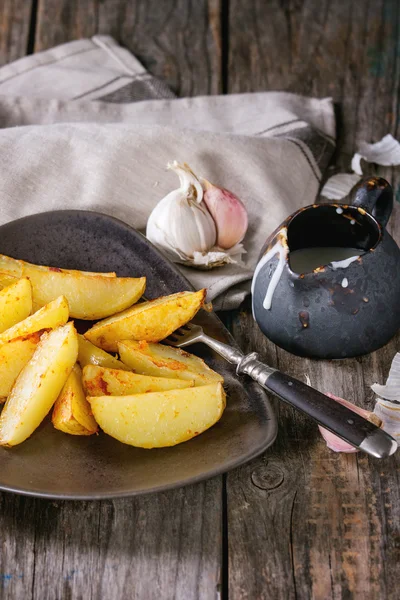 Fried potatoes with sauce — Stock Photo, Image