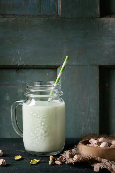 Yogurt with pistachios — Stock Photo, Image