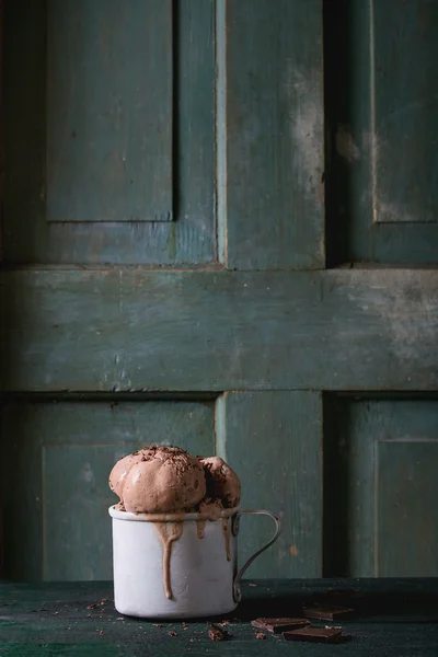 Mug dengan es krim cokelat — Stok Foto