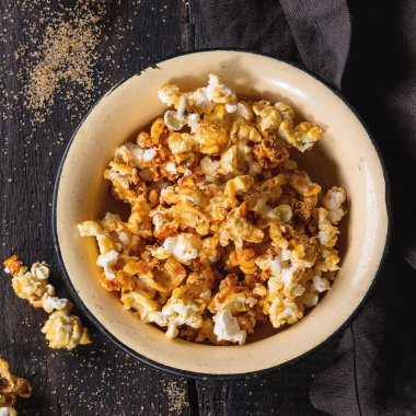 Hazırlanan tuzlu popcorn