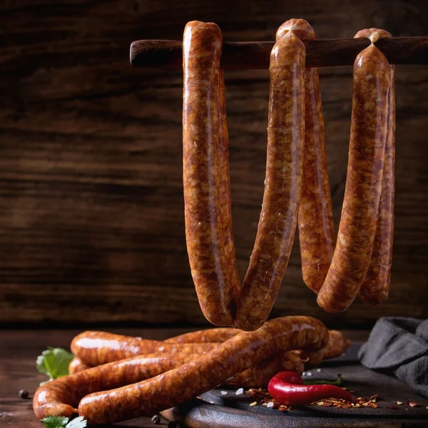 Barbekü için çiğ sosis — Stok fotoğraf