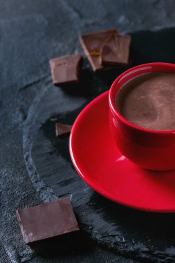 Bir fincan sıcak çikolata.