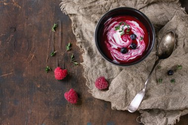 Tatlı berry çorbası