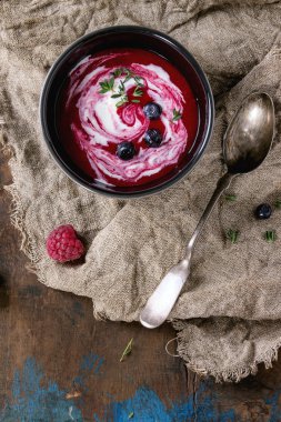 Tatlı berry çorbası