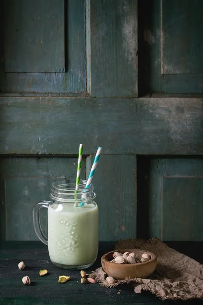 Yogurt with pistachios — 스톡 사진
