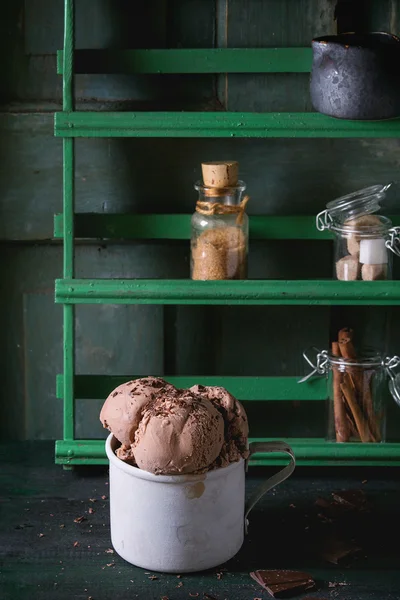 Mok met chocolade-ijs — Stockfoto