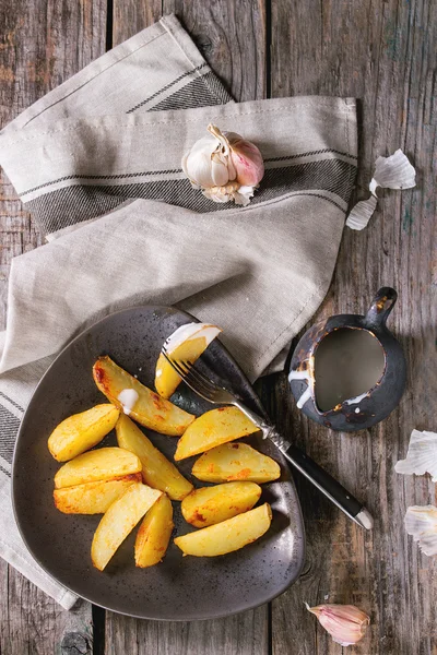 Smażone ziemniaki z sosem — Zdjęcie stockowe