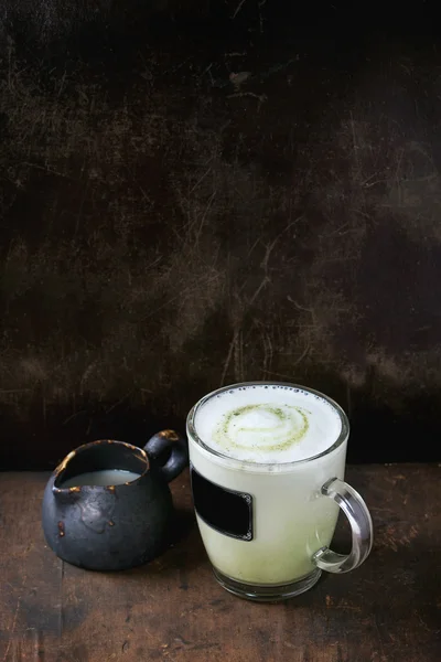 Matcha Latte mit Milch — Stockfoto