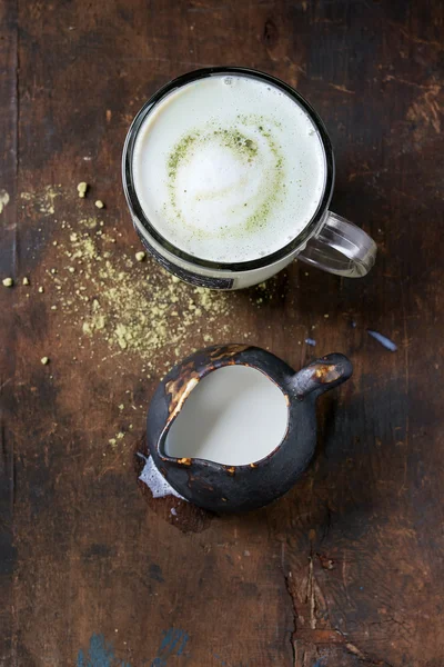 Matcha latte dengan susu — Stok Foto