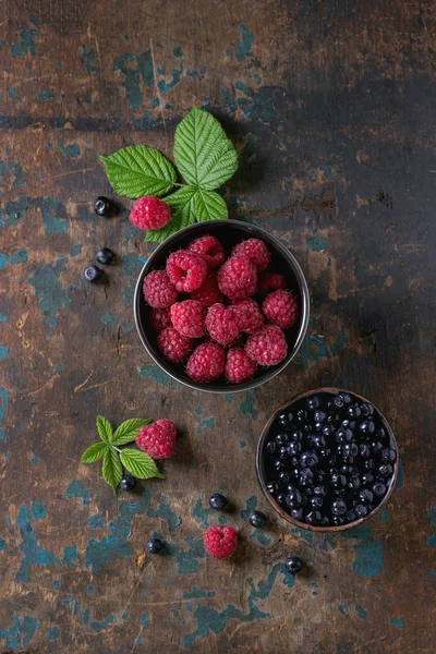 Cuencos de frambuesas y arándanos — Foto de Stock