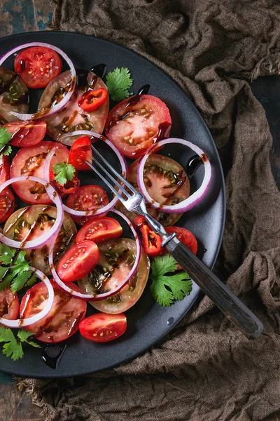 Tomatoes and onion salad — Stock Photo, Image