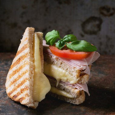 jambon ve peynirli tost
