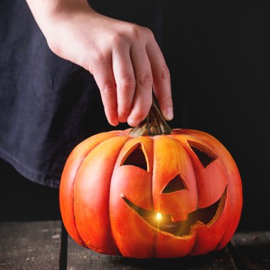 Cadılar Bayramı balkabağı fener çocuğun elinde