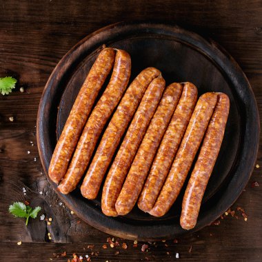 Barbekü için çiğ sosis