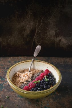Çilek ve chia tohumu ile yulaf ezmesi