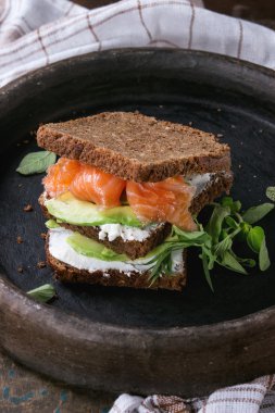 Avokado, somon ve ricotta sandviç