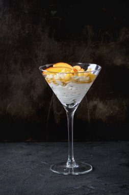 Ricotta tatlı şeftali ile