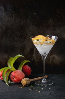 Ricotta tatlı şeftali ile