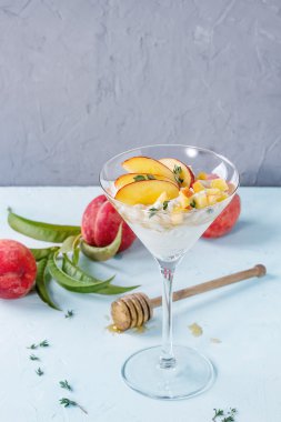 Ricotta tatlı şeftali ile