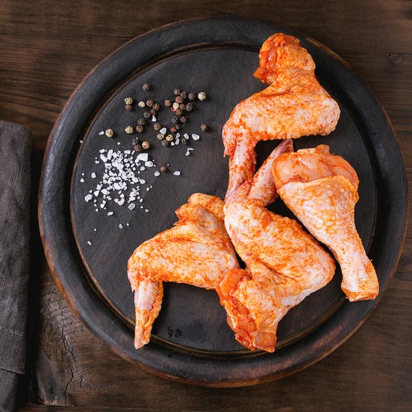 Сырая маринованная курица для барбекю — стоковое фото