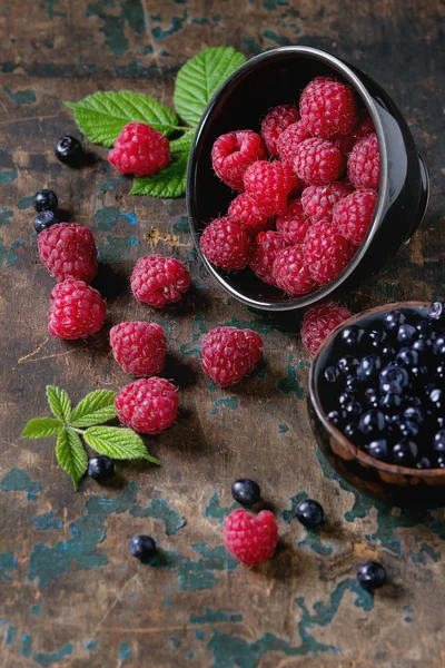 Schalen mit Himbeeren und Blaubeeren — Stockfoto