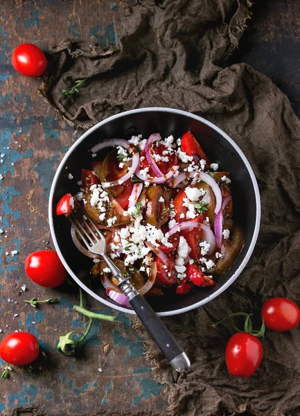 Салат с помидорами и луком — стоковое фото