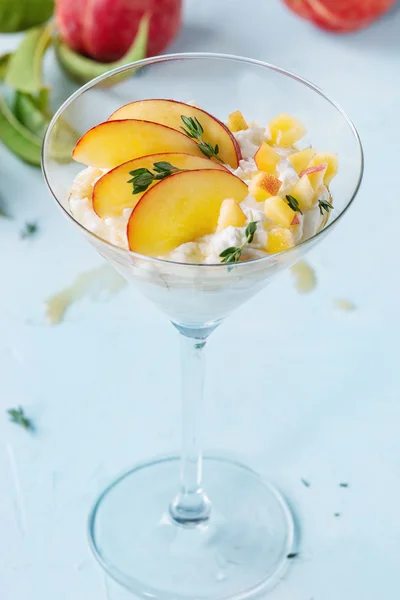 Десерт Рікотта з персиком — стокове фото