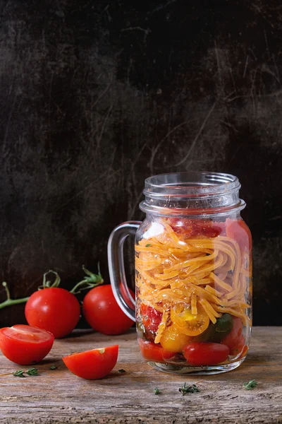 Pasta de tomate en tarro de albañil —  Fotos de Stock