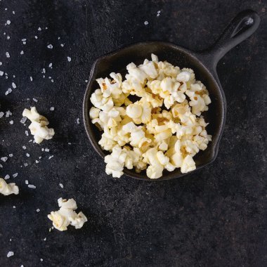 Hazırlanan tuzlu popcorn