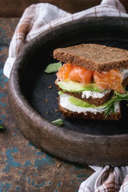 Avokado, somon ve ricotta sandviç