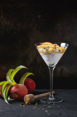 Ricotta tatlı şeftali ile