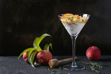 Ricotta tatlı şeftali ile