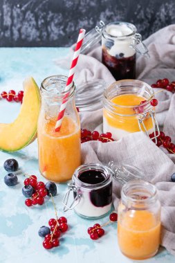 Kavun ve yaban mersini güler yüzlü