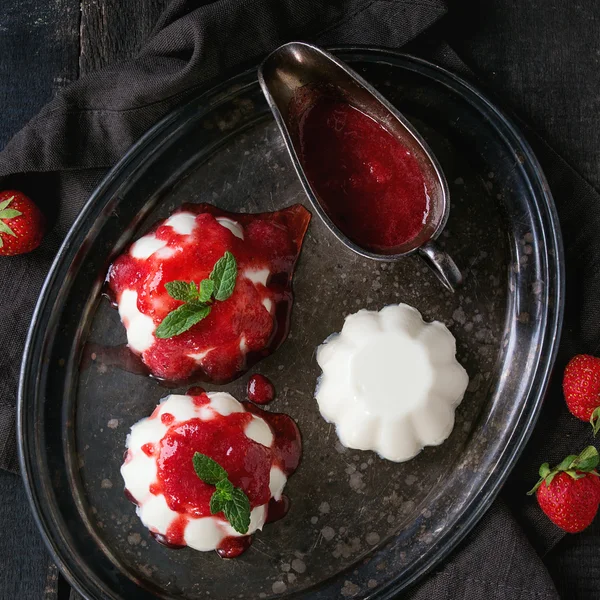 Panna cotta met aardbeien — Stockfoto