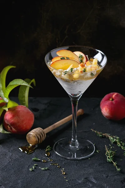 Десерт Рікотта з персиком — стокове фото