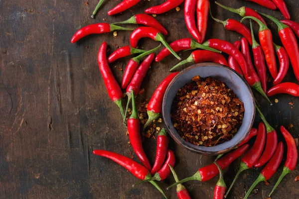 Oogsten van rode hete chili pepers — Stockfoto