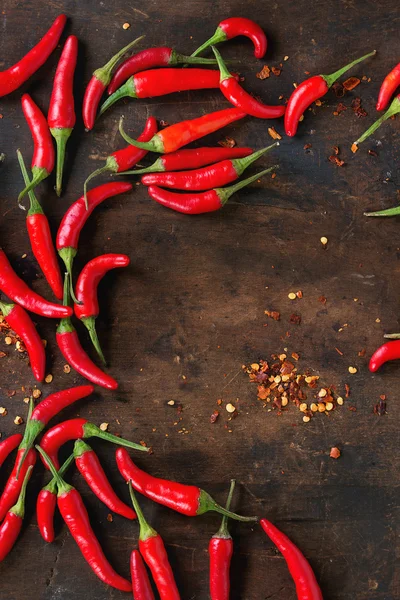 Oogsten van rode hete chili pepers — Stockfoto