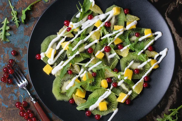 Salada de frutas com iogurte — Fotografia de Stock