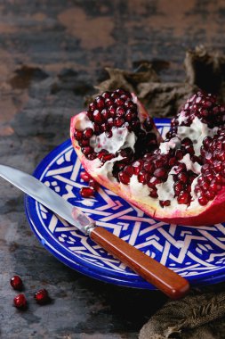 Olgun nar dilimlenmiş