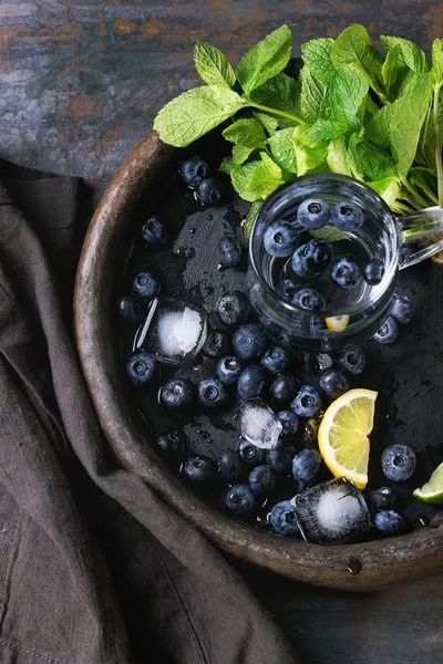 Черничный лимонад с ингредиентами — стоковое фото