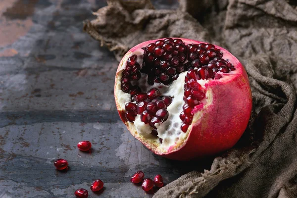 Skivad mogen granatäpple — Stockfoto